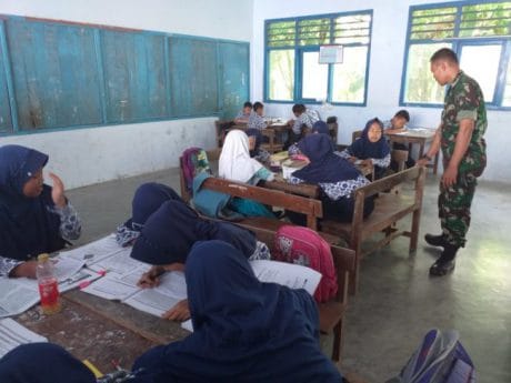 Satgas TMMD Dedikasikan ilmunya Mengajar di SDN 01 Jatiroyom