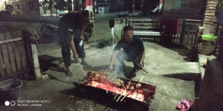 ANGGOTA SATGAS TMMD KODIM 1407/BONE BAKAR AYAM BERSAMA WARGA