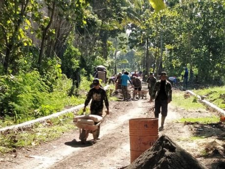 GEROBAK DORONG MENJADI ANDALAN UNTUK MENGANGKUT BAHAN MATERIAL DI DESA LALLATANG KEC. DUABOCCOE