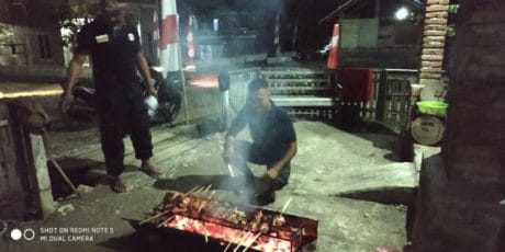 Kegiatan Anggota Satgas TMMD Pada Malam Hari Di Lokasi TMMD