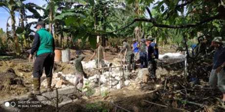 SATGAS TMMD KODIM 1407/BONE MELANJUTKAN PEKERJAAN PEMBUATAN DECKER