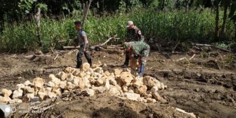 TIM KESEHATAN TMMD 104 IKUT SERTA DALAM KEGIATAN PEMBANGUNAN