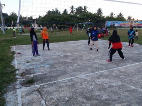 MASYARAKAT DESA LALLATANG MELAKSANALAN KEGIATAN OLAHRAGA MAIN VOLLI BAL