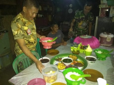 MASYARAKAT JAMU MAKAN MALAM SATGAS TMMD KE 104 KODIM 1407/BONE