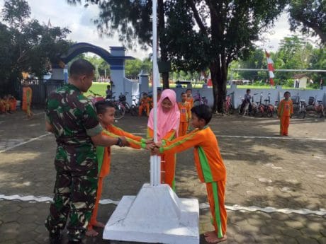 Kepedulian Satgas TMMD Latihkan TUS Pada Anak-Anak SD Jatiroyom