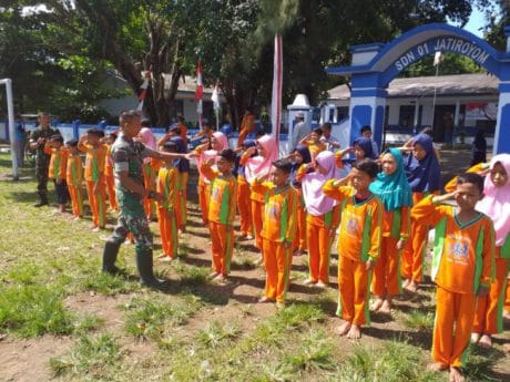 Persiapan Upacara Penutupan, Satgas TMMD Latih Anak-anak SD