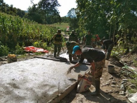 Satgas TMMD mengatasi kesulitan rakyat di desa Tungka