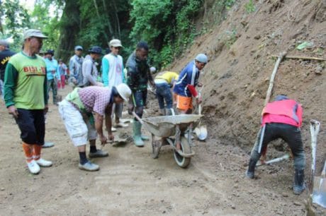 Kebersamaan warga dengan Satgas TMMD di lokasi longsor