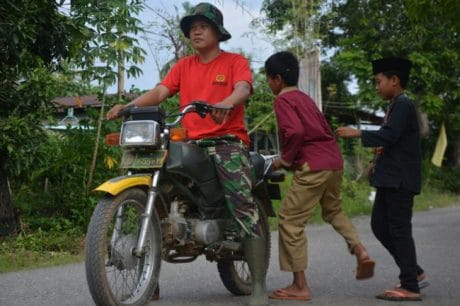 Melihat anak jalan kaki menyentuh hati anggota Satgas TMMD