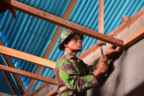 Satgas TMMD Percepat Pemasangan Plafon Kantor TPD