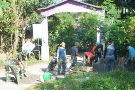 Bersama warga prajurit membuat tugu di lokasi TMMD