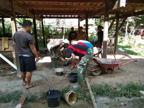 Satgas TMMD atasi sanitasi lingkungan dengan membangun jamban