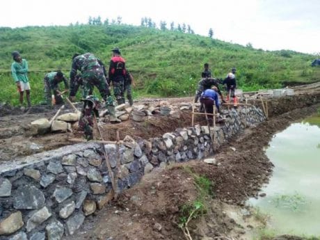Pembangunan Talud Mutlak Untuk Memperkuat Makadam TMMD