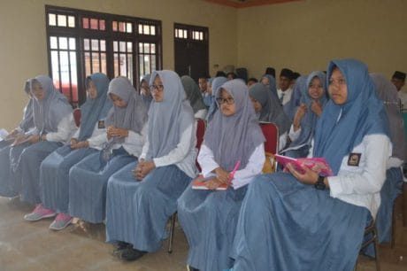 Satgas TMMD Ke 104 Kodim 0804 Magetan Ajak Santri Biasakan Hidup Sehat