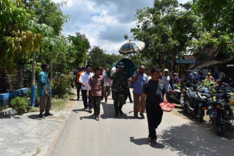 Satgas TMMD Ke-104 Tuban Takziyah Dan Antar Pemakaman Warga