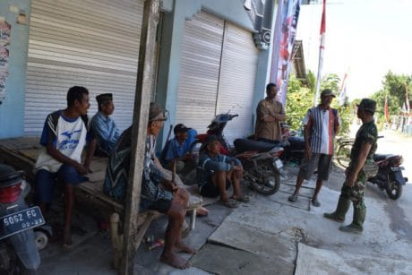 Di Sela Kegiatan TMMD Ke-104, Danki Satgas Laksanakan Komsos Dengan Warga