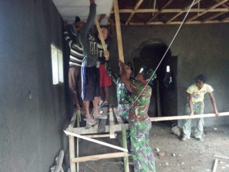 Pengerjaan Mushola Al Ihklas Terus Digenjot Oleh Satgas TMMD Ke 104/Kodim 0824