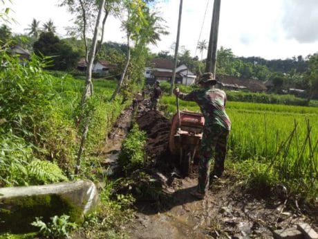 Satgas TMMD Ke 104 Kodim 0824/Jember Sulap Jalan Makadam ini Menjadi jalan Paving