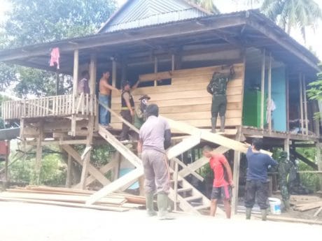 Bersama Polres Enekang, Satgas TMMD Kodim 1419/Enrekang rehab rumah di desa Tungka