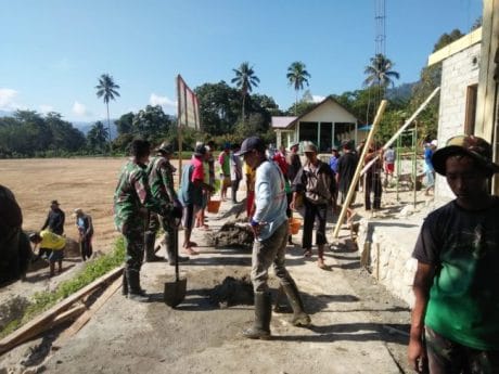 Kejar Target, Dari Warga Hingga Kepala Desa Gotong Royong Bantu TNI