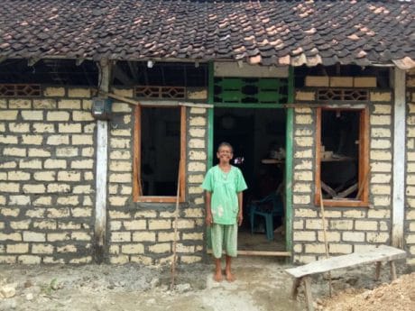 Bahagianya Tarsi Saat Rumahnya Direhab TNI