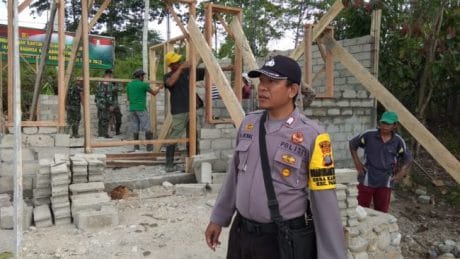 TNI-Polri dan Warga Kerja Bakti Bersihkan Sisa Pembangunan TMMD