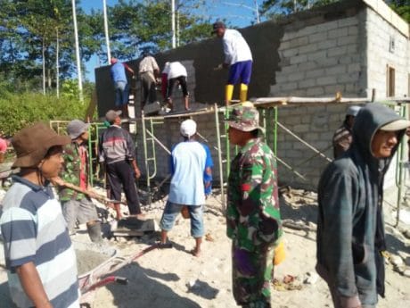 Selingi Canda, Satgas TMMD dan Warga Tetap Bekerja