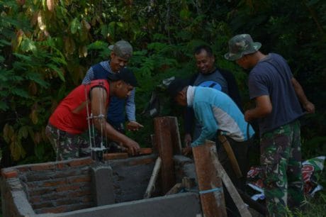 Bersama warga, Satgas membuat Tugu di lokasi TMMD