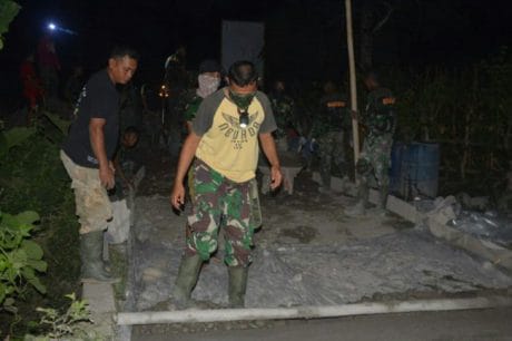 Pengecoran jalan desa Tungka di malam hari