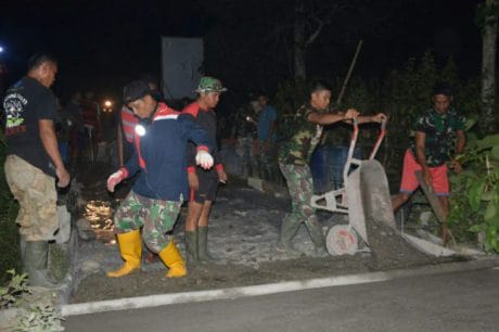 Kejar Target, Satgas TMMD maksimalkan Pengecoran Jalan Hingga Malam Hari