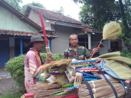 Sapu Gelagah Keliling Khas Pemalang, Harapkan Pesanan Baru
