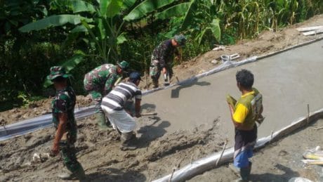 Pekerjaan Rabat Beton Terus di Kebut dan Tanpa Kenal Lelah