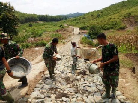 Penguncian Agregat Pokok Makadam Jatiroyom-Parunggalih Pemalang Terus Dilakukan