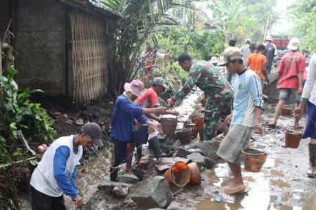 Warga Dusun Paleran Semangat Gotong Royongnya Tinggi Dalam Membantu Bangun Drainase Bersama Satgas TMMD Ke 104 Kodim 0824/Jember