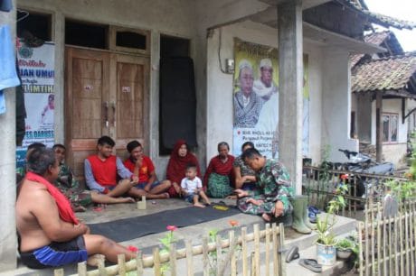 Saat Beristirahat Satgas TMMD Ke 104 Kodim 0824/Jember Bercengkrama Dengan Keluarga Asuh