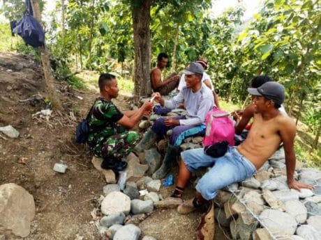 Bangun Jembatan Komunikasi, Satgas TMMD Pemalang Bagi Rokok