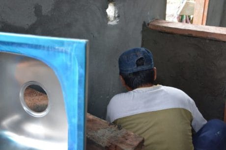 Kades Rusoh Turun Langsung Bantu Percepatan Pembangunan Kantor TPD