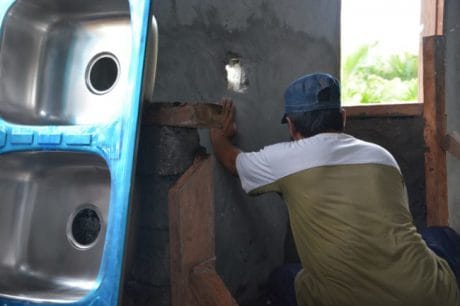 Percepat Pembangunan, Kades Rusoh Bantu Pasang Wastafel