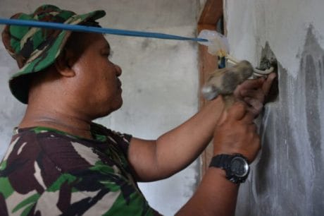 Satgas Selesaikan Pembuatan Rangka Kelistrikan