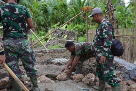 Satgas TMMD Kerjakan Garasi Untuk Kantor TPD