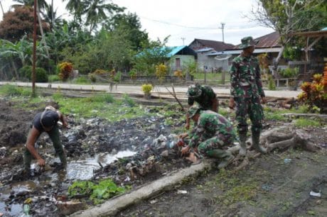 Tak Hanya Membangun Desa, Satgas TMMD juga Bersihkan Desa