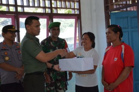 Satgas TMMD ke-104 Berikan Bantuan Kepada Lansia di Desa Rusoh