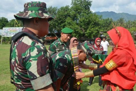 Pangdam XIV/Hasanuddin disambut Tarian Paduppa di Desa Tungka