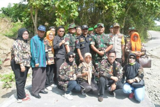 Anggota FKPPI mendampingi kunjungan Pangdam XIV/Hasanuddin di Desa Tungka