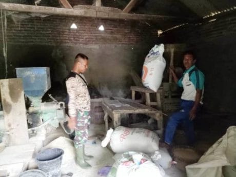 Anggota Satgas TMMD Pemalang Ajak Pemilik Rice Mill Ke Bulog