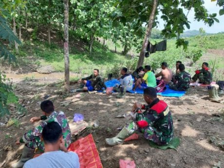 Pohon Jati Menjadi Tempat Nyaman Bagi Satgas TMMD Kodim Pemalang