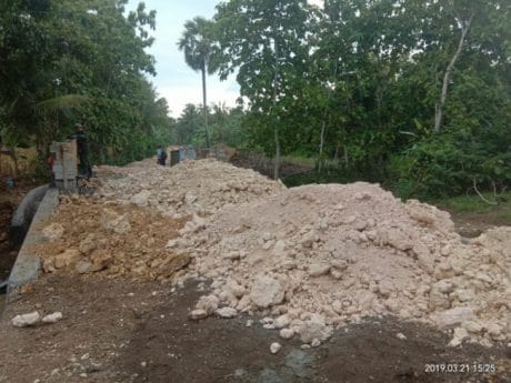 Melalui pembangunan jalan ini, diharapkan roda perekonomian warga bisa lebih baik