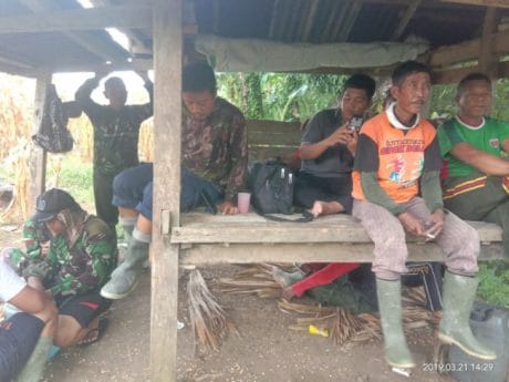 Sambil bercanda gurau mereka tidak akan lama lagi akan berpisah