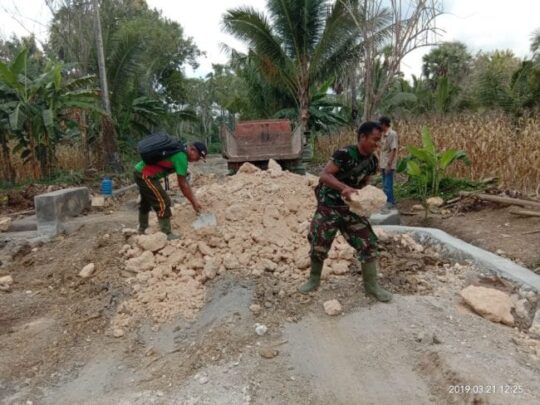 ANGGOTA SATGAS TMMD 104 KODIM 1407/BONE BEKERJA DENGAN TULUS DAN IKHLAS