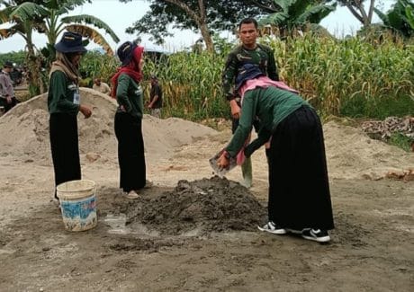 Mahasiswi Berjilbab Ikut Bantu Pengerjaan Renovasi Gereja